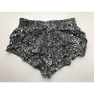 • black & white printed shorts •